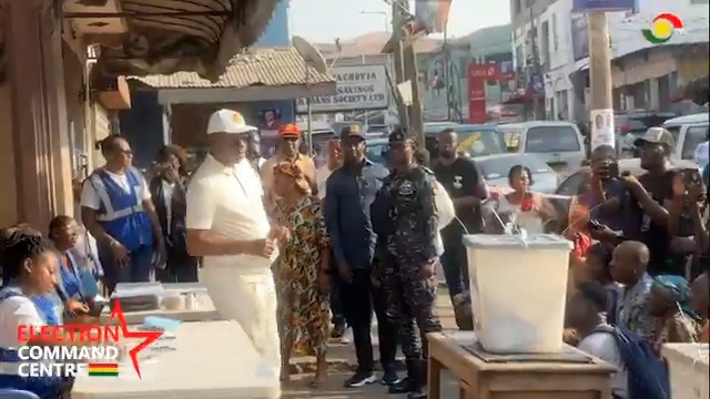 #GhanaDecides2024: Scenes from Manhyia South as the Vice Presidential candidate of the New Patriotic Party, Dr. Matthew Opoku Prempeh casts his ballot #TV3GH #ElectionCommandCentre