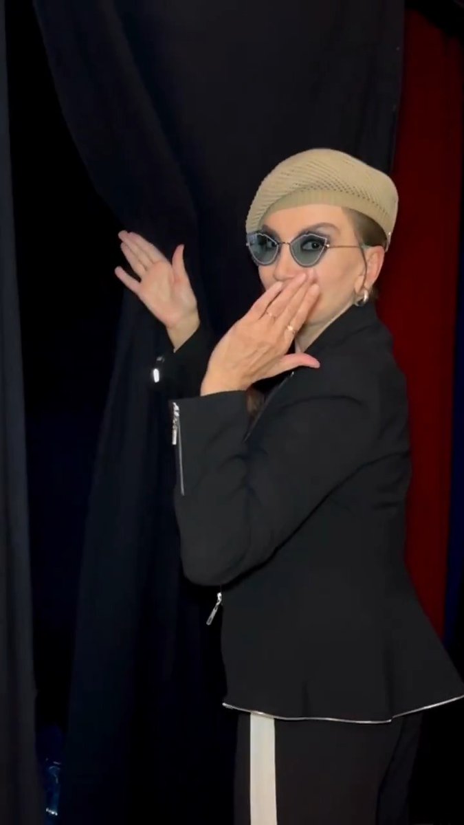 Detective Milly in azione 🔍 le nostre coppie non smettono di allenarsi e prepararsi per la semifinale di sabato 14 dicembre #BallandoConLeStelle Milly Carlucci