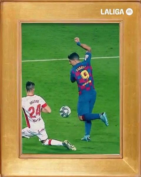 ⚽🎨 No es un gol... ¡𝗘𝗦 𝗨𝗡𝗔 𝗢𝗕𝗥𝗔 𝗗𝗘 𝗔𝗥𝗧𝗘! 🌟 Luis Suárez 🌟 #TalDíaComoHoy | #LALIGAEASPORTS