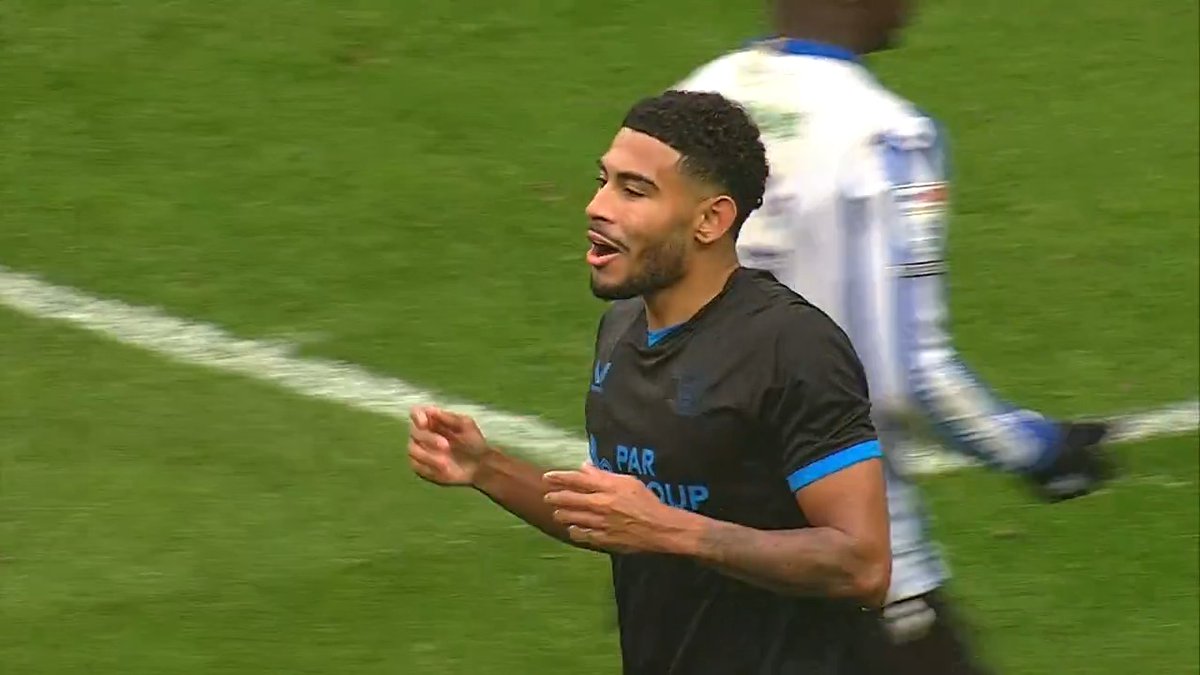 Absolute CHAOS between Sheffield Wednesday and Preston... In a matter of moments, a water bottle stops play, a penalty is awarded from the resulting drop ball, and the penalty is missed! 😲