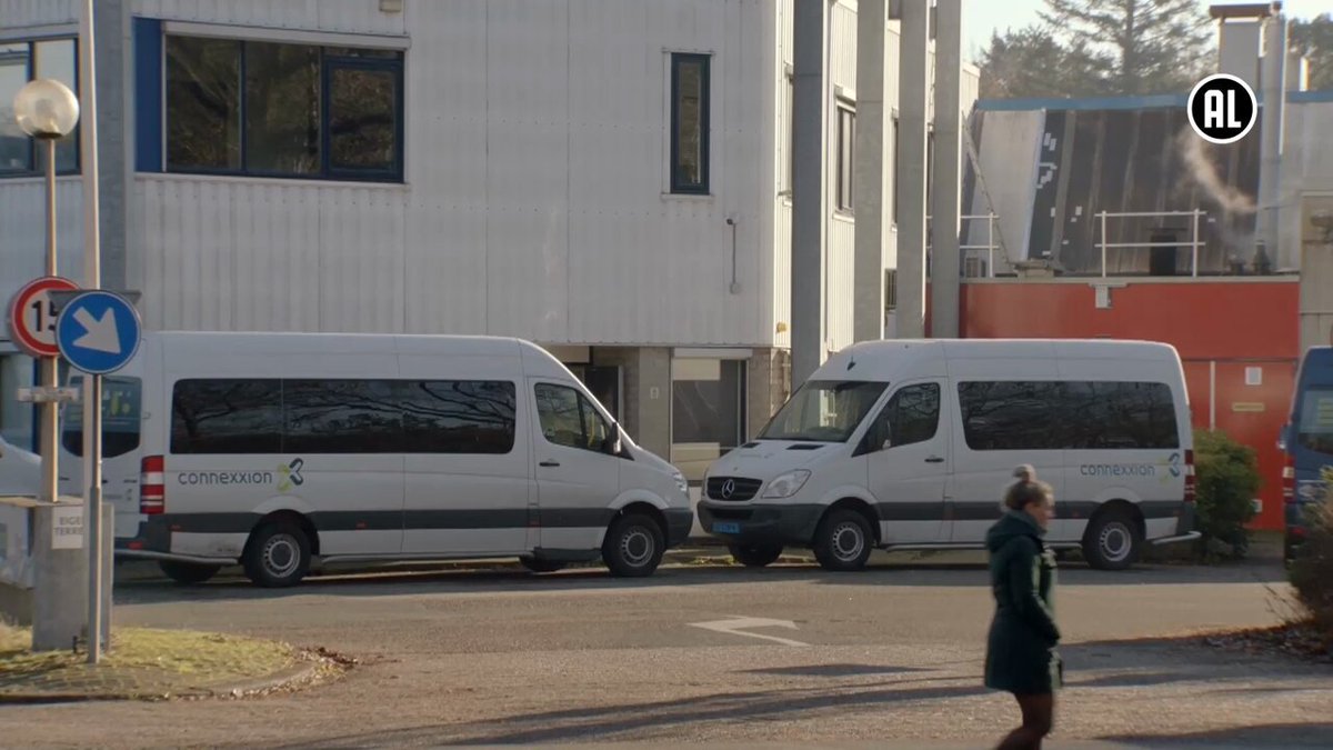 'Je doet alsof kinderen pakketjes zijn'. Morgenavond duikt Zembla in het complex georganiseerde vervoer van leerlingen die naar het speciaal onderwijs gaan.