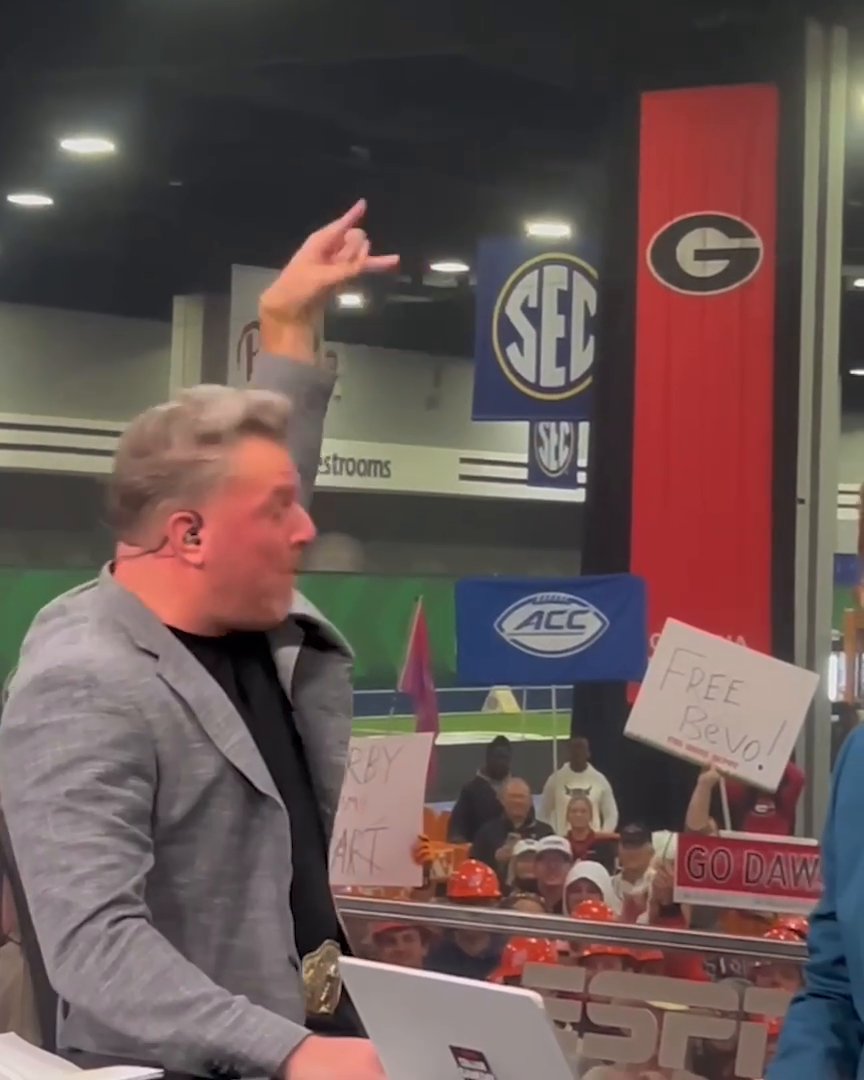 .Pat McAfee knows what the Georgia fans want to see 😅 🤘 ⬇️