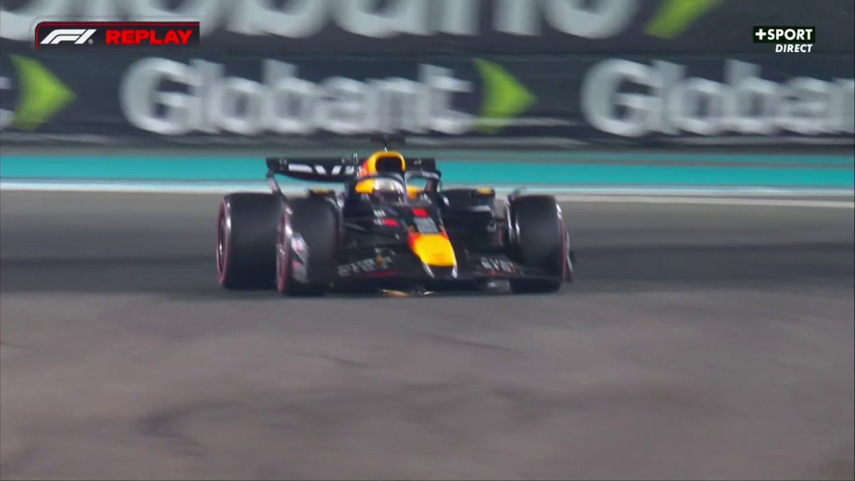 🔙 REPLAY 🔙 L'incroyable travers de Max Verstappen dans le dernier virage ! 😮💨 (🎥 CANAL+ F1® / #F1 / #AbuDhabiGP)