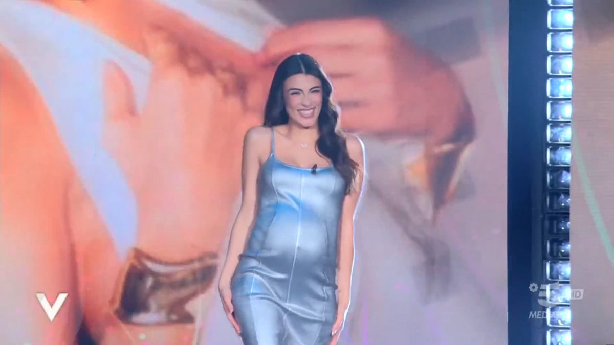 La bellezza di Giulia Salemi in dolce attesa a #Verissimo 😍