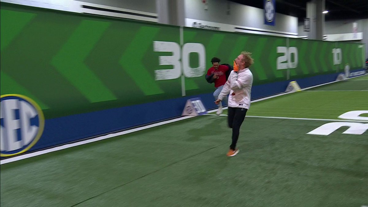 This Texas fan started yawning after winning this 40-yard dash over a Georgia fan 😭 jess sims