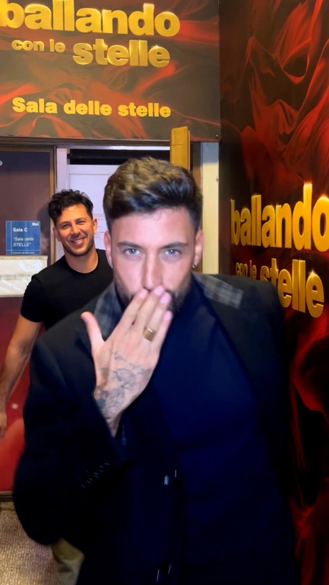 Stanno tornando 👇 Aspettando la semifinale di #BallandoConLeStelle, un “kiss” speciale 💋💥