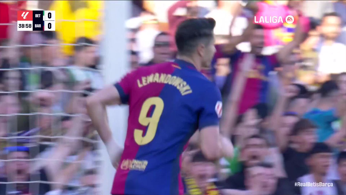 LEWY BALL DOES IT AGAIN. #BetisBarça | #LaLigaHighlights