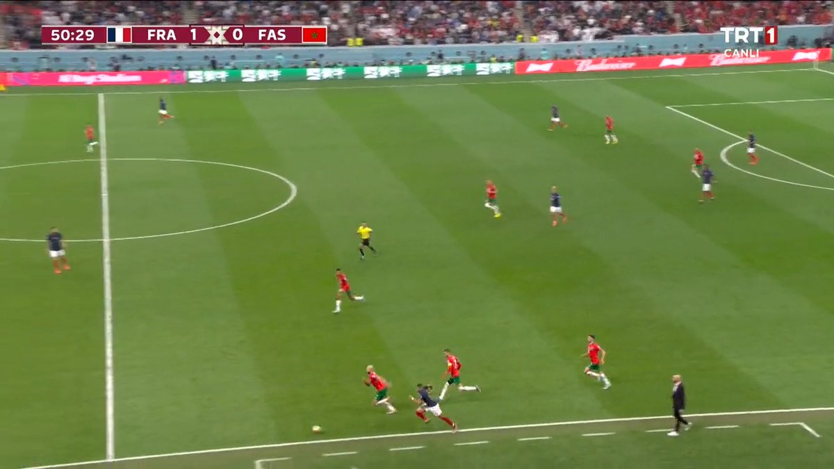 Fernandes bir metre daha top sürse şundan yaşayacaktı. Korktu topa bastı