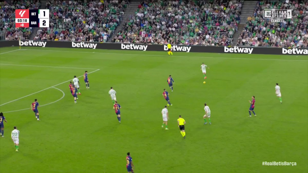 𝐒𝐂𝐄𝐍𝐘 𝐍𝐀 𝐁𝐄𝐍𝐈𝐓𝐎 𝐕𝐈𝐋𝐋𝐀𝐌𝐀𝐑𝐈𝐍! 🤯😳 Real Betis wyrównuje w doliczonym czasie gry po bramce Assane Diao! ⌛️ FC Barcelona znów traci punkty w lidze! 😱 #lazabawa 🇪🇸