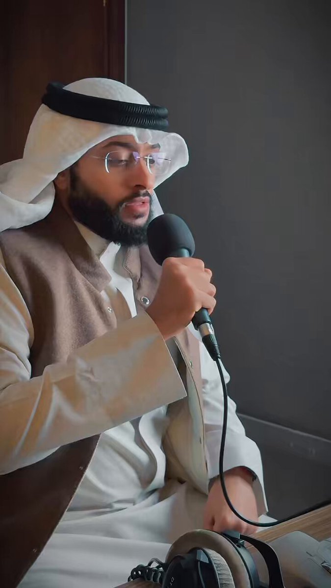 للقُرآن كرامات؛ ولا يزال صاحب القُرآن يُصاحب القُرآن ليل نهار ويتعاهد محفوظه، حتى يفتح الله عليه بلذائذ يجدها في قلبه تؤنسه وتُغنيه، فتجده بعد هذا الحال متمسّكًا به، بل ويذهب إليه في أعز ساعات يومه، ويؤثره حتى على لذيذ نومِه، وما هذا إلا اصطفاء ورحمة إلٰهية يهبها الله من يشاء!