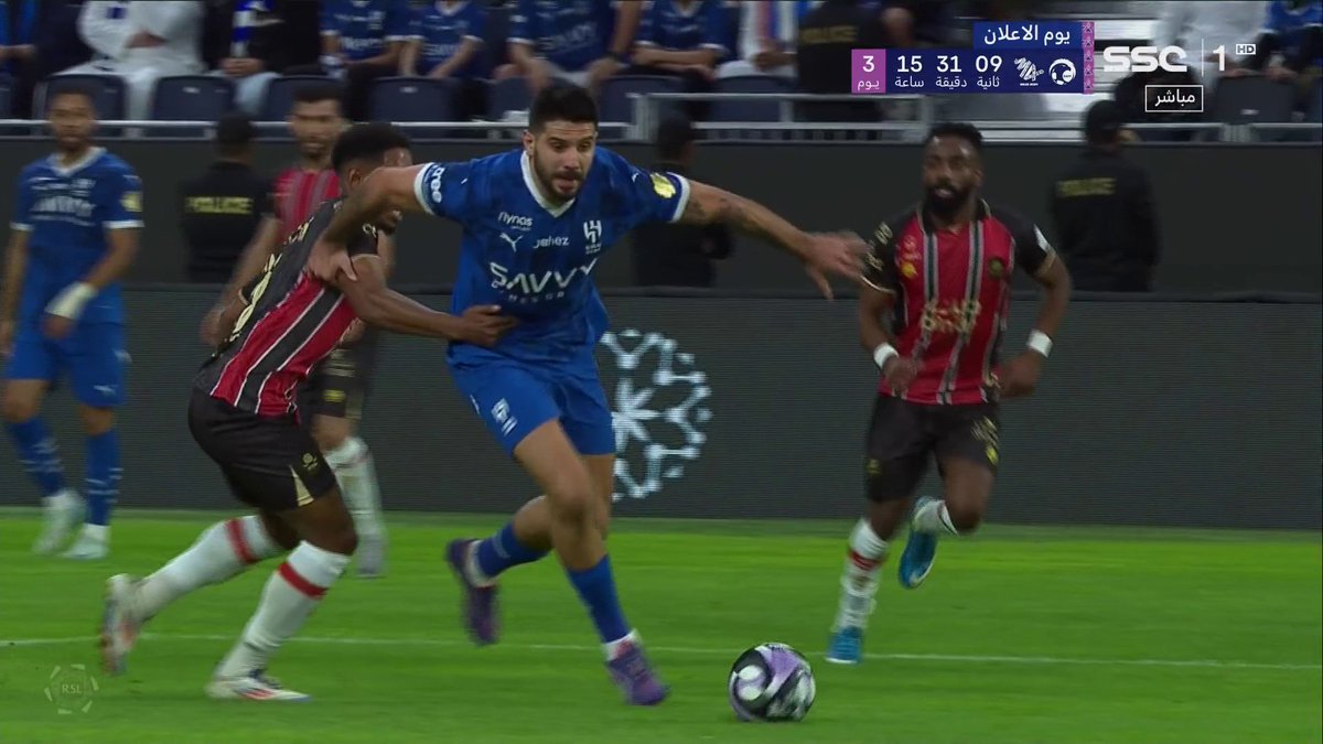 #الهلال_الرايد اقسم بالله ان "الدفش" ميتروفتش شوه الدوري بسبب تمثيله والبحث عن البلنتيات إلى متى وهذا الدفش والحكام يجاملونه خوفاً من الهلال واعلامه !! بفهم مافيه حكم قادح يمغطه كرت أحمر بنص عينه ؟ علموه ياعالم يقدر يسجل هدف بدون مايمثل