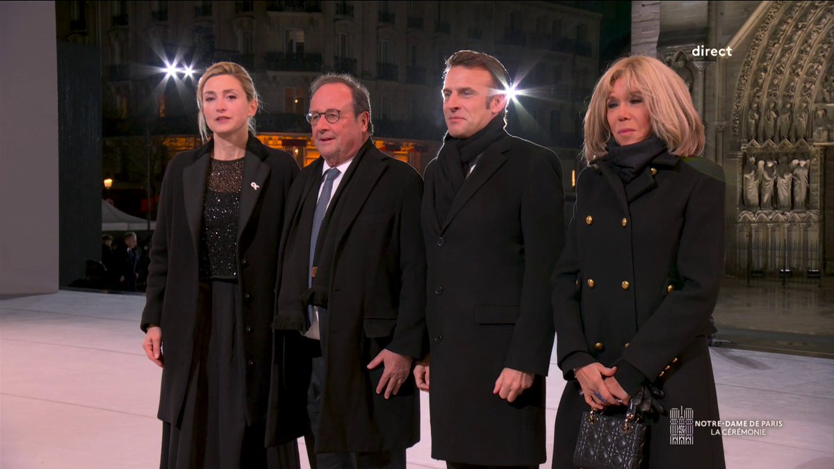 🔴 DIRECT - L'ancien Président François Hollande et sa compagne Julie Gayet viennent d'arriver sur le parvis de #NotreDame pour son inauguration. #franceinfo