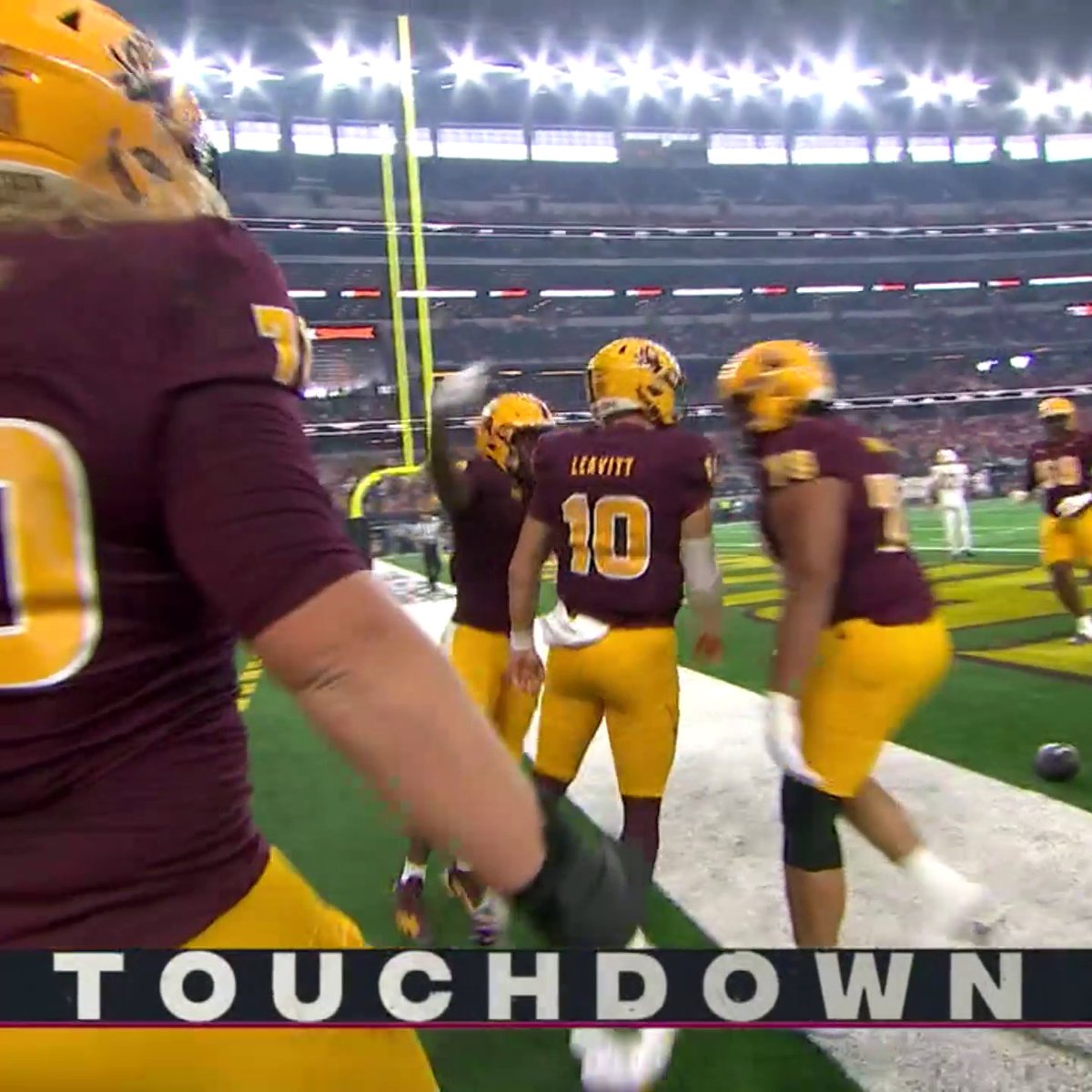 Sam Leavitt takes it himself for the touchdown after the Sun Devils go for it on fourth down in their own territory 😯 📺: ABC