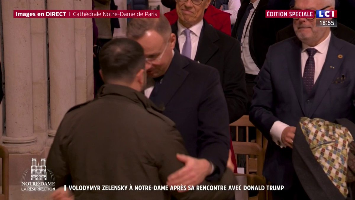 Notre-Dame : le président ukrainien Volodymyr Zelensky est applaudi par le public à son arrivée dans la cathédrale, à l'occasion de la cérémonie de réouverture du monument.