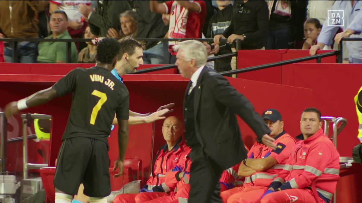Mientras a Hans Flick le expulsan por nada,carletto Ancelotti puede hacer lo que le salga de las pelotas Vergüenza de liga