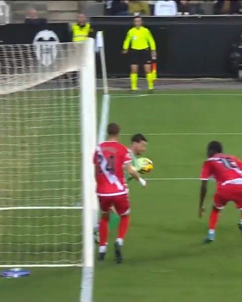 ⛔ ¡Apareció Augusto Batalla para evitar el empate del Valencia CF en el #ValenciaRayo! #LALIGAEASPORTS | #LALIGAHighlights