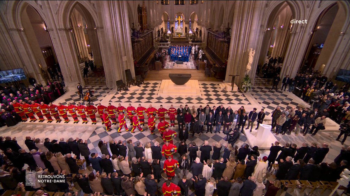🔴 DIRECT - 160 pompiers et artisans bâtisseurs paradent à présent. La cathédrale #NotreDame s'illumine pour leur rendre hommage. #franceinfo