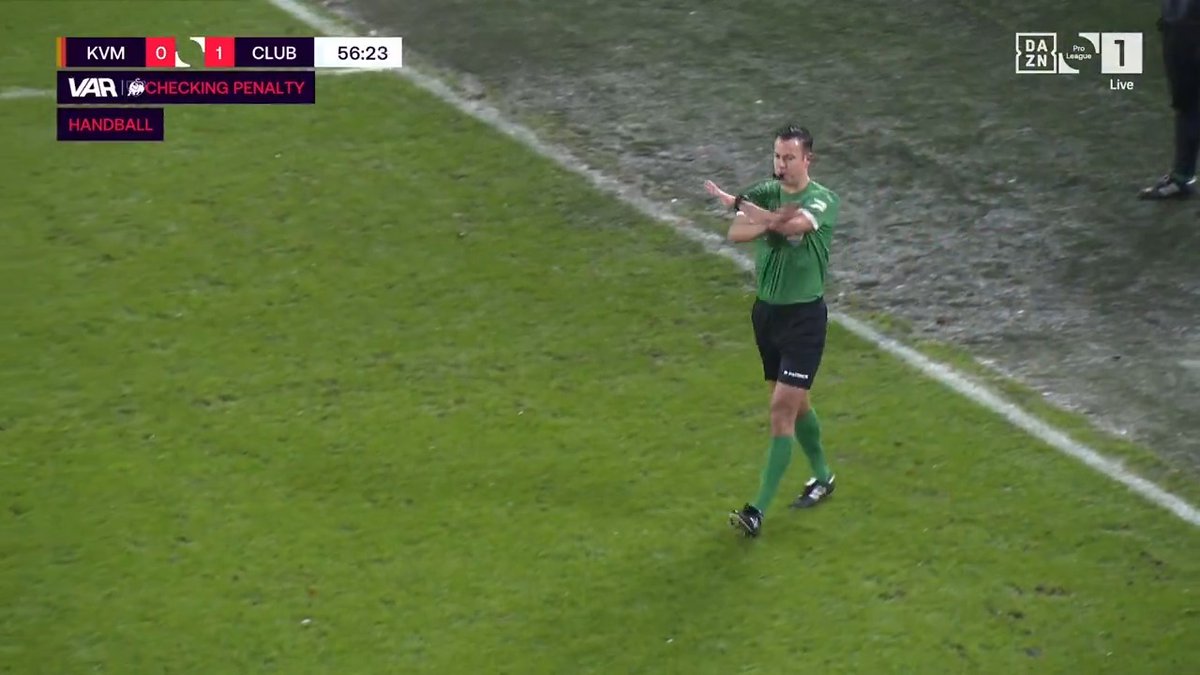 📺 | Geen penalty voor KV Mechelen volgens de scheidsrechter. 🙅♂️ #KVMCLU