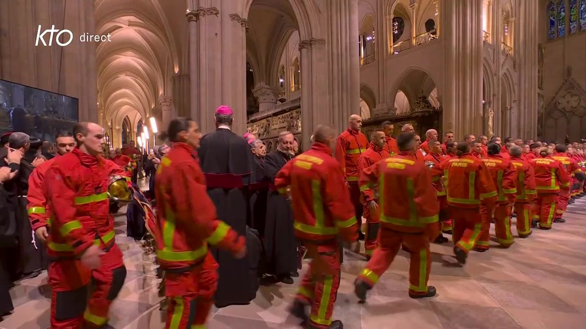 🔴 #NotreDame : Vibrant hommage aux 160 pompiers qui ont sauvé la cathédrale et à des représentants des artisans qui l'ont restaurée. 👉 DIRECT : Cérémonie de réouverture sur KTO & Diocèse de Paris Église catholique - Visite du Pape en France PompiersParis (Images France TV)
