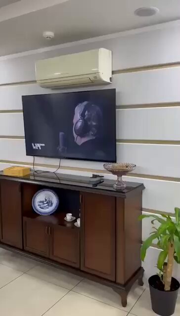 الممثل السوري الحر "عبد الحكيم قطيفان" يحتفل على أنغام أغنية: بندوسهم بيت الأسد بندوسهم"