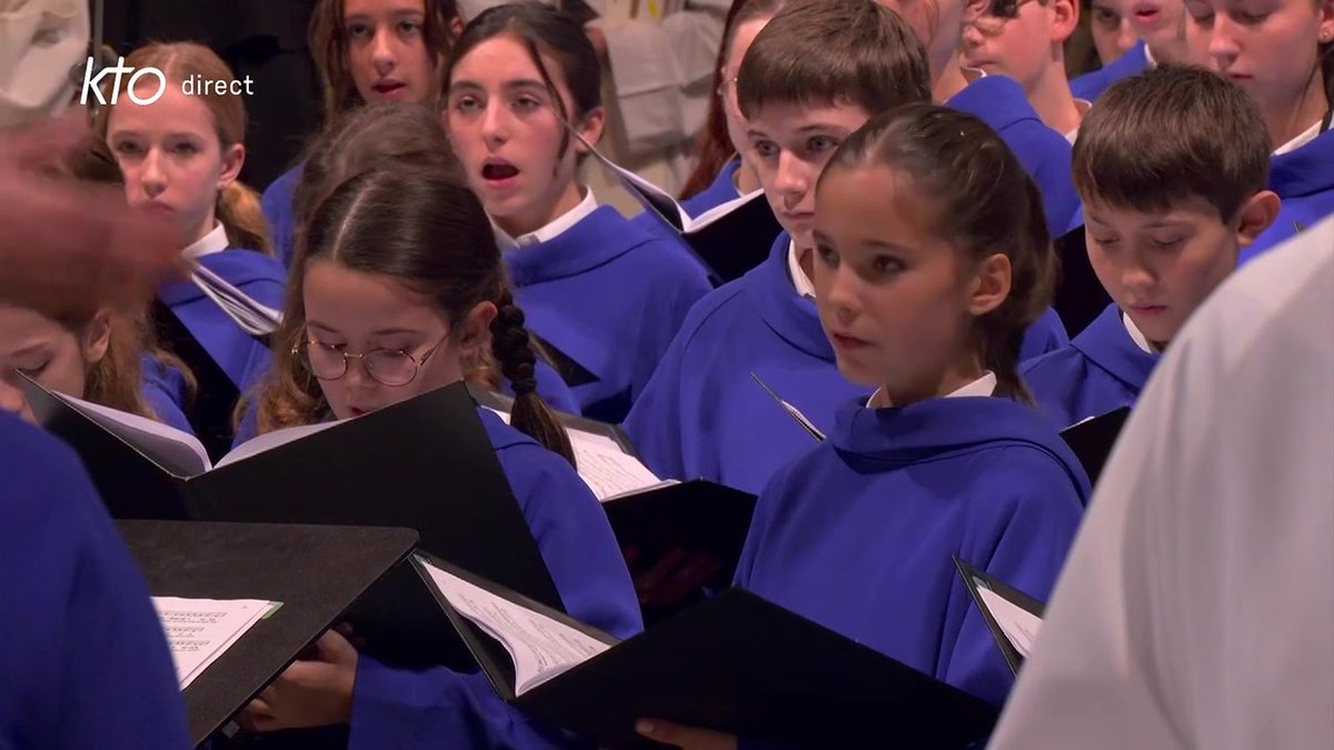 🔴 Exultation dans la cathédrale #NotreDame de Paris : la prière mariale du #Magnificat est entonnée sous le regard de la Vierge du Pilier. 👉 Cérémonie de réouverture : Diocèse de Paris Église catholique en France Cathédrale Notre-Dame de Paris (Images France TV)