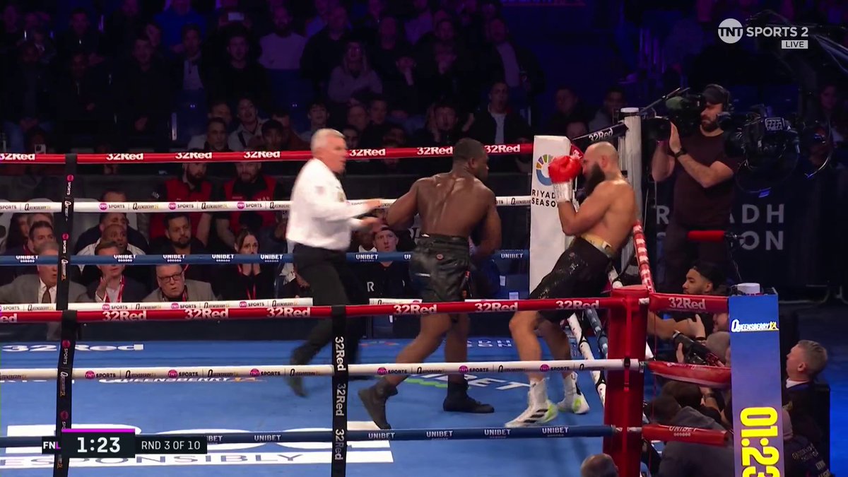 THE ANIMAL GETS IT DONE 😬 ALOYS THE GREAT makes light work of Lewis Oakford in a third round stoppage 💣 #Magnificent7 #PaulsBentley | Live NOW on TNT Sports 2 and discovery+