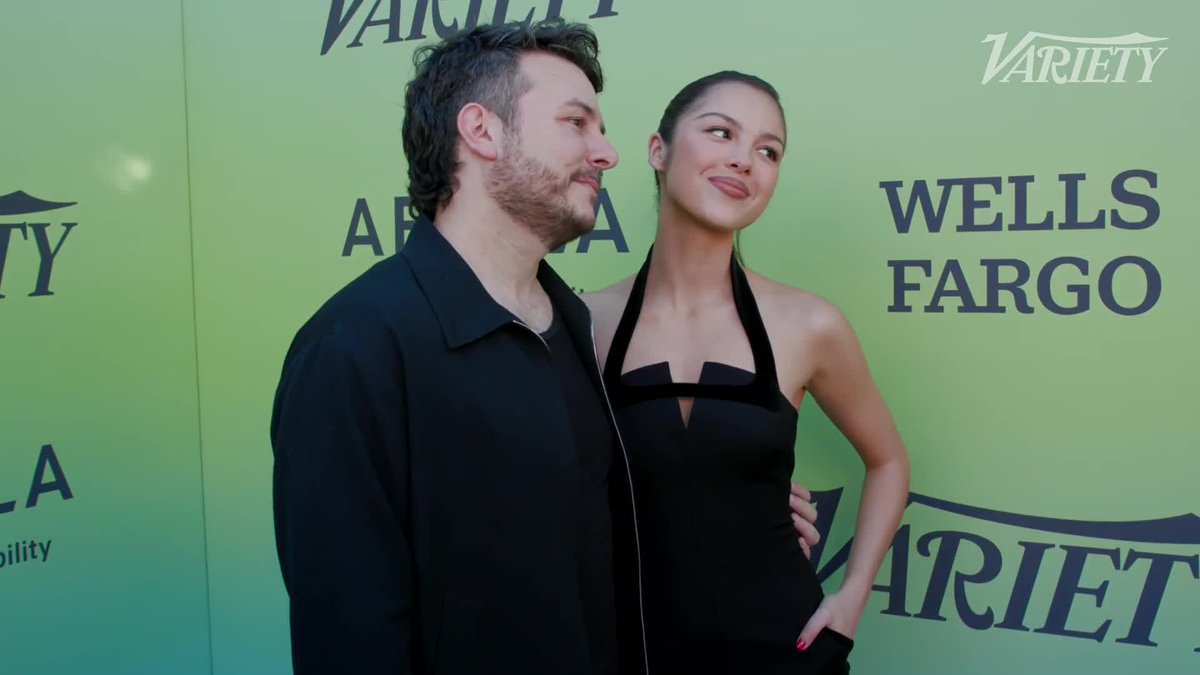 Olivia poses with her producer, Dan Nigro at Variety’s Hitmakers ceremony!🖤