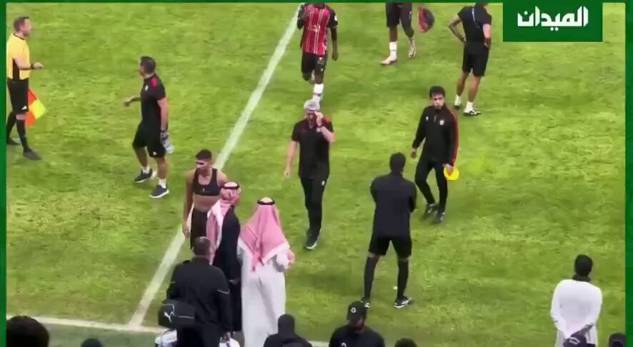 من يجب مساءلتة ليس هذا الحكم المعتوه الذي تسبب بمثل إصابة سالم الخطيرة وفقدانه الوعي . حققوا مع من أحضره للتحكيم في دورينا . قد بلغ السيل الزبى !! التحديات تتواصل .