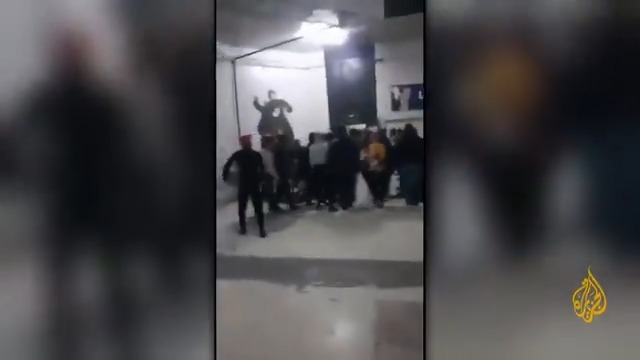 ناشطون يبثون صورا قالوا إنها لانسحاب عناصر وضباط النظام من سجن عدرا المركزي بريف #دمشق، ولخروج السجناء من المبنى #الأخبار