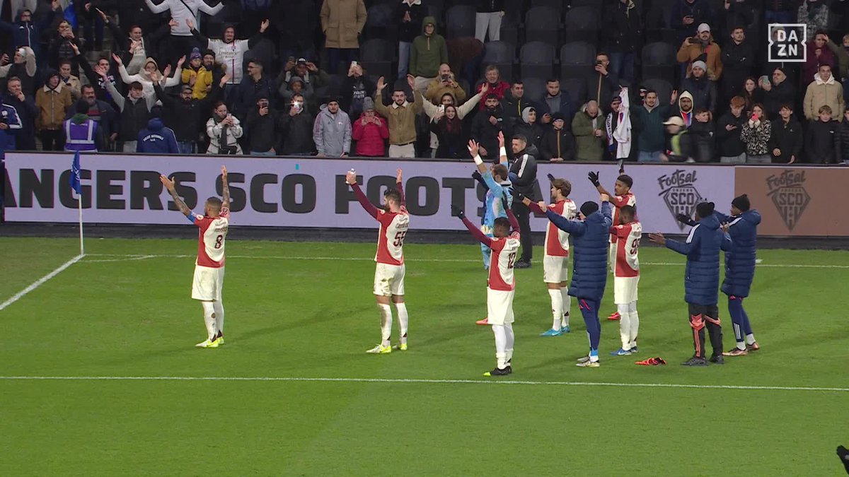 ๐ | La belle communion entre les joueurs de l'Olympique Lyonnais et leurs supporters ayant fait le dรฉplacement ! ๐ฅ๐ซ #SCOOL