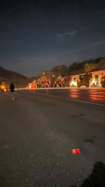 Suriye'ye Sevkiyat Yapan Türk Ordusunu Gören, Suriyeli Türkmen Bir Kadın; Hızır As. Onlara Yoldaş Olsun. Hz. Muhammed'in Sancağı Onlardan Olsun... -KORKMA TÜRK ASKERİ! -DAİMA HAZIRIZ🤘🇹🇷 Kürdistan, Beşar Esad #Münbiç Rusya, #Syria Esed, Hedef Şam #MîsâkıamillîAnaÜlkümüzdür!