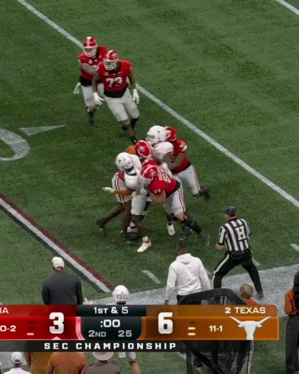 ABSOLUTE CHAOS ON THE LAST PLAY OF THE FIRST HALF IN GEORGIA-TEXAS 😱😅