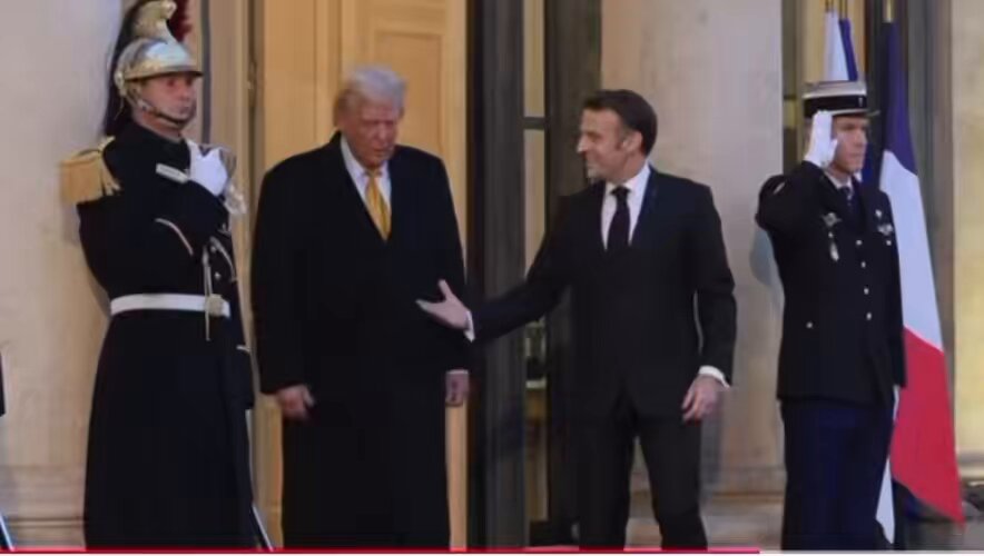 Macron ya sabe que el saludo con Trump es un reto. Inicia con la palma hacia arriba= sumisión / respeto. Trump da un jalón para mostrar poderío. Macron sonríe, saluda y da palmadas = que se acabe esto. Al final pone Macron la palma en la espalda de Trump= anda se un buen chico. #LenguajeSinPalabras
