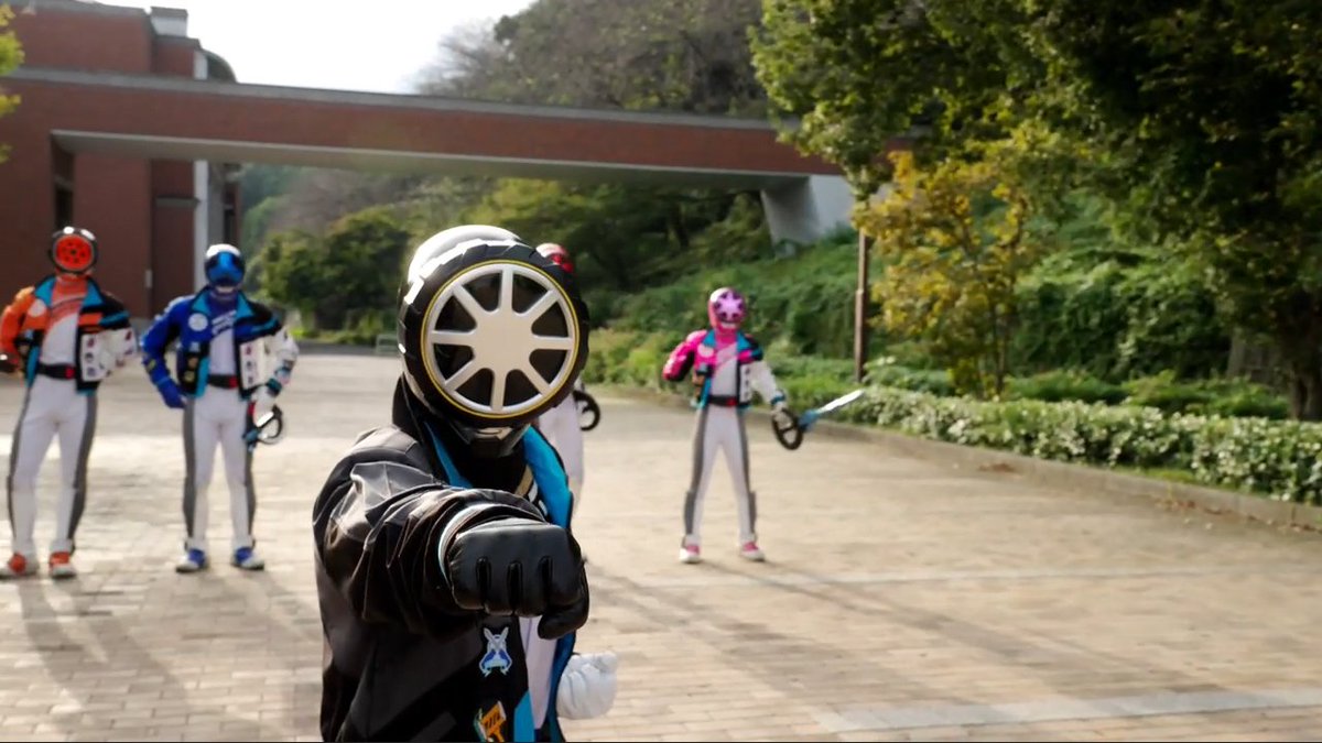正拳突きで決めるのが何とも熱血で警察屋な錠らしくて好き #ブンブンジャー #nitiasa