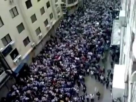 حالا که حمص هم از کنترل اسد خارج شده و ایرانیان می پرسند اصلا چرا ج.ا از اول دخالت کرد، حامیانش خواهند گفت ما سوریه رو از چنگ داعش نجات دادیم. شروع داستان این نبود. سال ۲۰۱۱: انقلاب سوریه. ببینید تظاهرات مردم حمص رو. داعشی در کار نبود. نیروهای اسد به داخل جمعیت معترض شلیک کردند