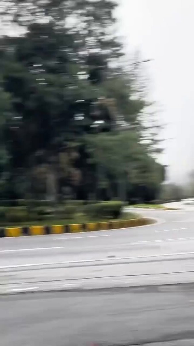 Tak lawak brader kau nak drift macam tu naik genting , nasib baik city tu sempat elak tidak tak memasal kemalangan jiwa. Jangan pentingkan diri haihhh.