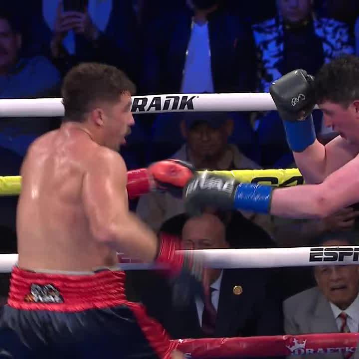 TORREZ WITH THE ONSLAUGHT 🥶 @RichardTorrez21 gets the R3 stoppage.