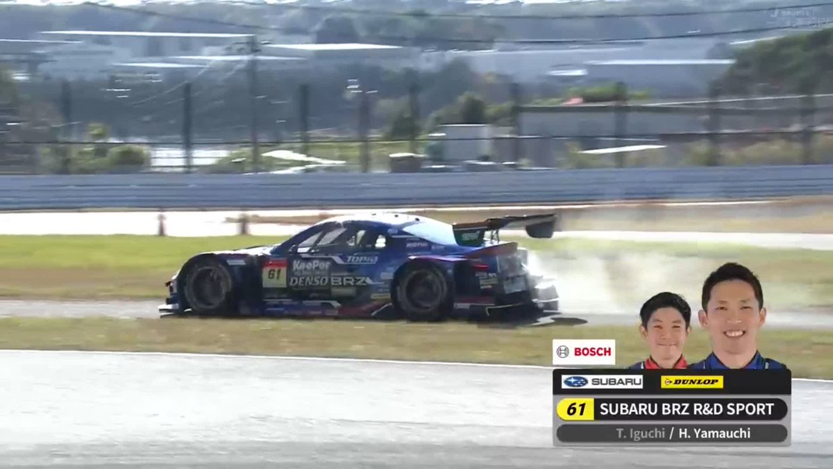 ウォームアップ走行で 61号車SUBARU BRZに トラブル発生😢 リアのパーツが吹っ飛び 白煙を上げています... #SUPERGT 2024 第5戦 #鈴鹿サーキット 徹底LIVE #スーパーGT #SUPERGT30TH #鈴鹿GT300km