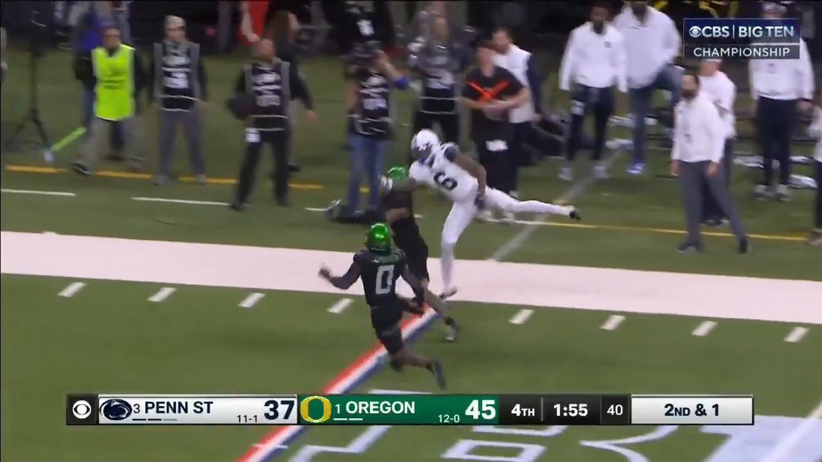 What an INT 😲 Nikko Reed picks it off to give No. 1 Oregon Football the ball back in the final minutes. #B1GFootball on CBS 📺