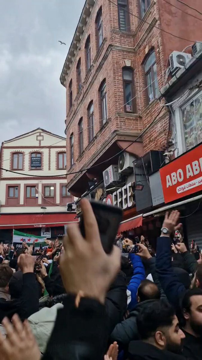 🔴 İstanbul'da yaşayan Suriyeliler Beşar Esad'ın devrilmesini kutladı