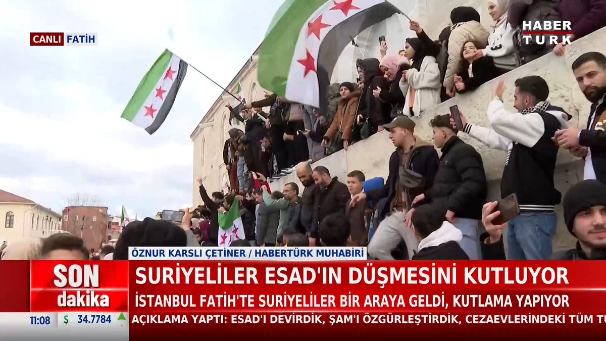 Suriyeliler Esad'ın düşmesini kutluyor İstanbul Fatih'te Suriyeliler bir araya geldi, kutlama yapıyor.