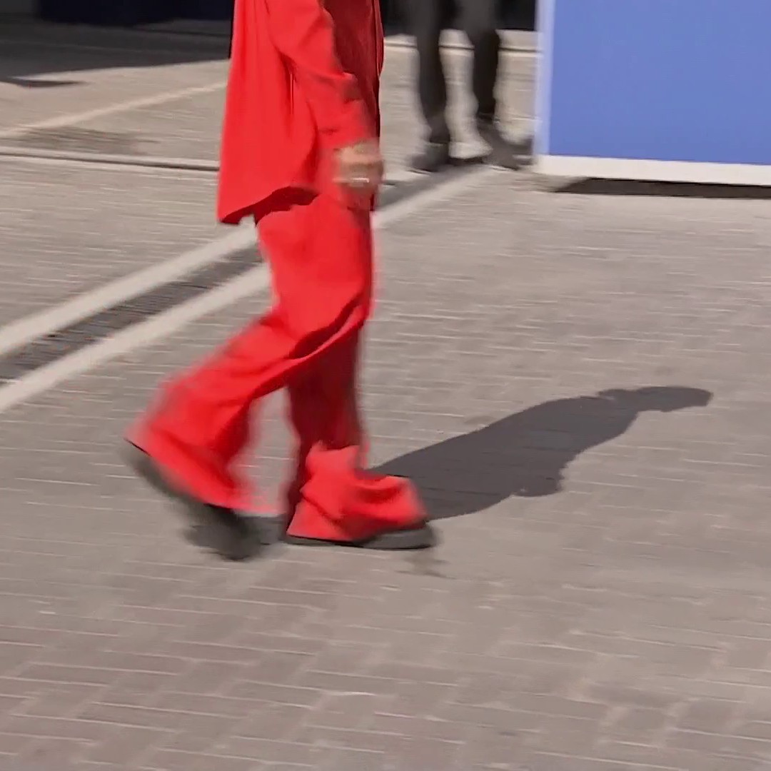 For the final time as a Mercedes driver, Lewis Hamilton arrives for race day in Abu Dhabi ⏩