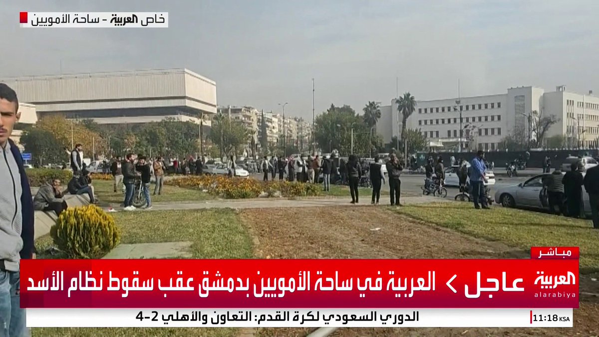 بعد أكثر من 50 عام من حكم البعث.. السوريون في ساحة الأمويين بدمشق، بعد سقوط نظام الأسد. -