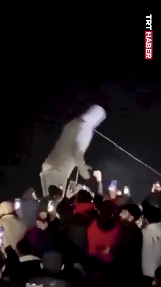 Suriyeliler, Hafız Esed heykelini devirdi.