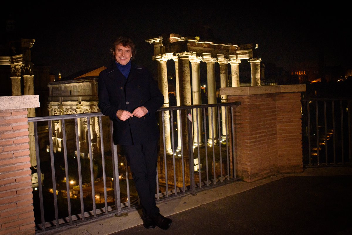 #StanotteaRoma sarà un viaggio per scoprire la città eterna come un dono nella notte di #Natale. Alberto Angela vi aspetta il #25dicembre su #Rai1 e #RaiPlay