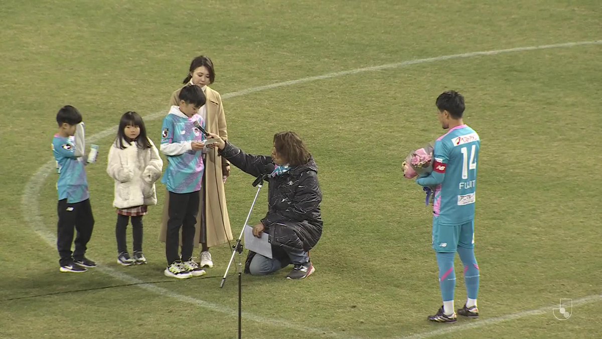 涙の引退セレモニー💐 今季限りで現役を引退する #藤田直之 選手へ、ご家族から花束贈呈と感謝の手紙✨️ #福田晃斗 選手も涙ながらに記念ボードを手渡しました📸 藤田直之 サガン鳥栖公式 #サガン鳥栖 #Jリーグ