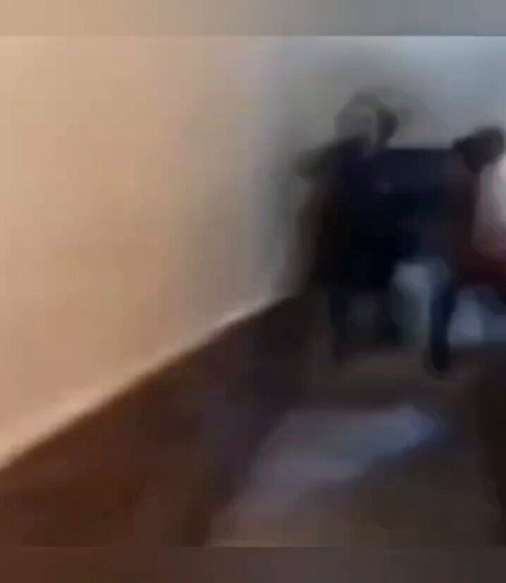 لحظة تحرير اسرى نساء وأطفال من أحد أفرع نظام بشار الهارب