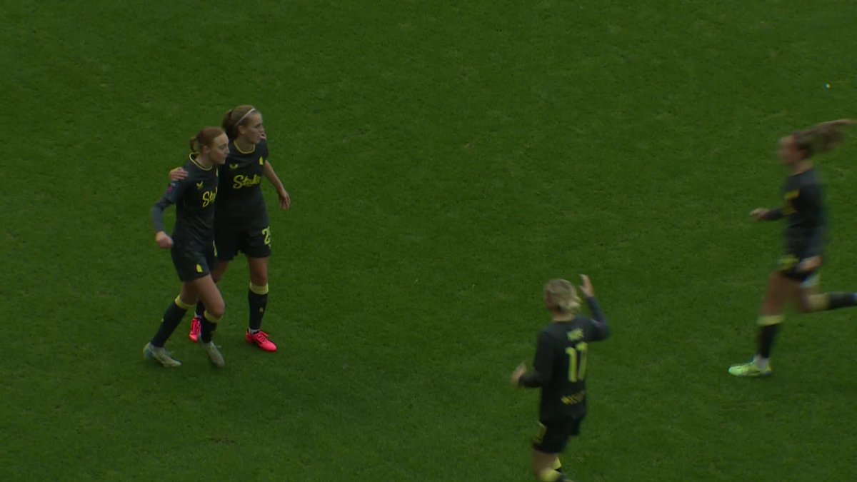 Quick break from Everton Women and what a strike from Sara Holmgaard 😱 #BarclaysWSL