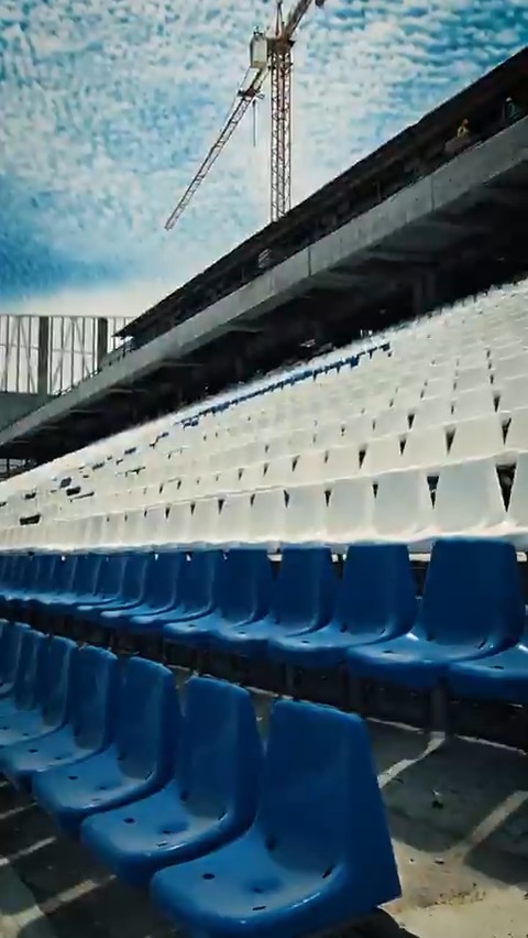 Nuestro Claro Arena 🏟️✨ Así va luciendo la Tribuna Alberto Fouillioux Alto con los nuevos asientos reciclados DVP, ¡hermoso! 🤍💙 #ElSueñoCruzado ⚪🔵
