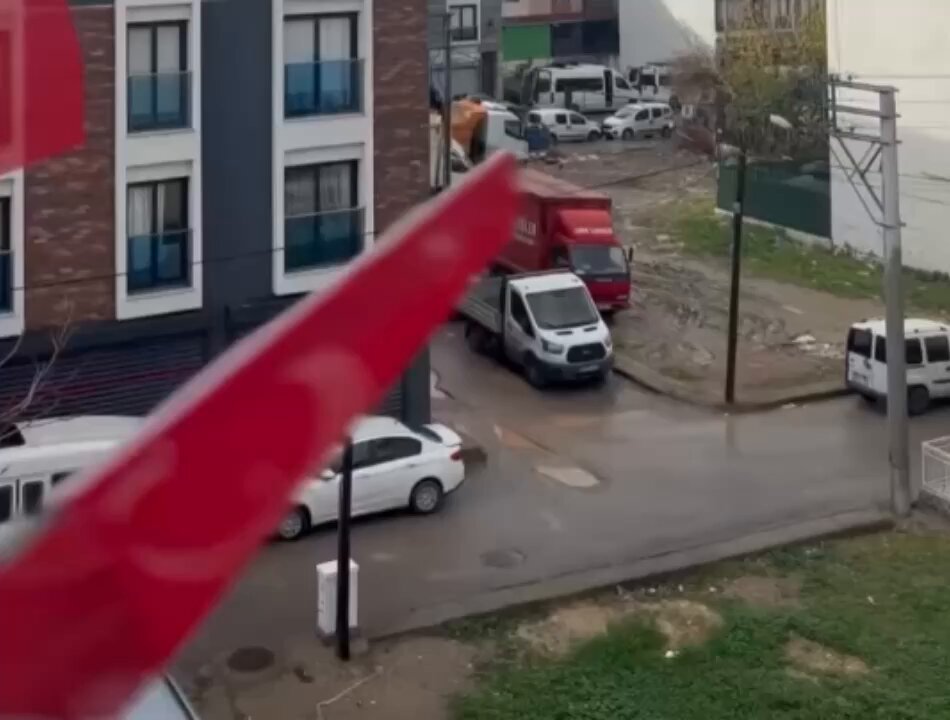 Görüntüler İzmir Buca’dan. Suriyelilerin yürüyüşünden sonra bazı vatandaşlar Türk bayraklarıyla evlerinin balkonuna çıkıp, Ölürüm Türkiyem parçasını çaldılar.